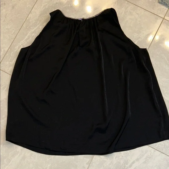 Jennifer Lopez Elegant Black Tank with Silver Detailing - Picture 4 of 5